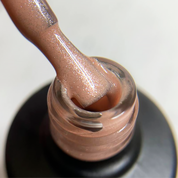 Гель-лак котяче око SAGA Professional Glow Cat №05, персиково-бежевий, 10 мл